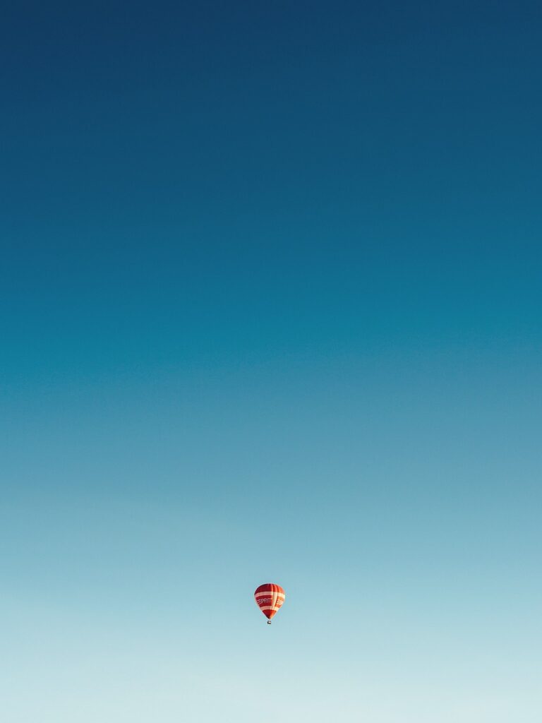 一人旅でのワーケーションに最適な格安航空券の探し方は？