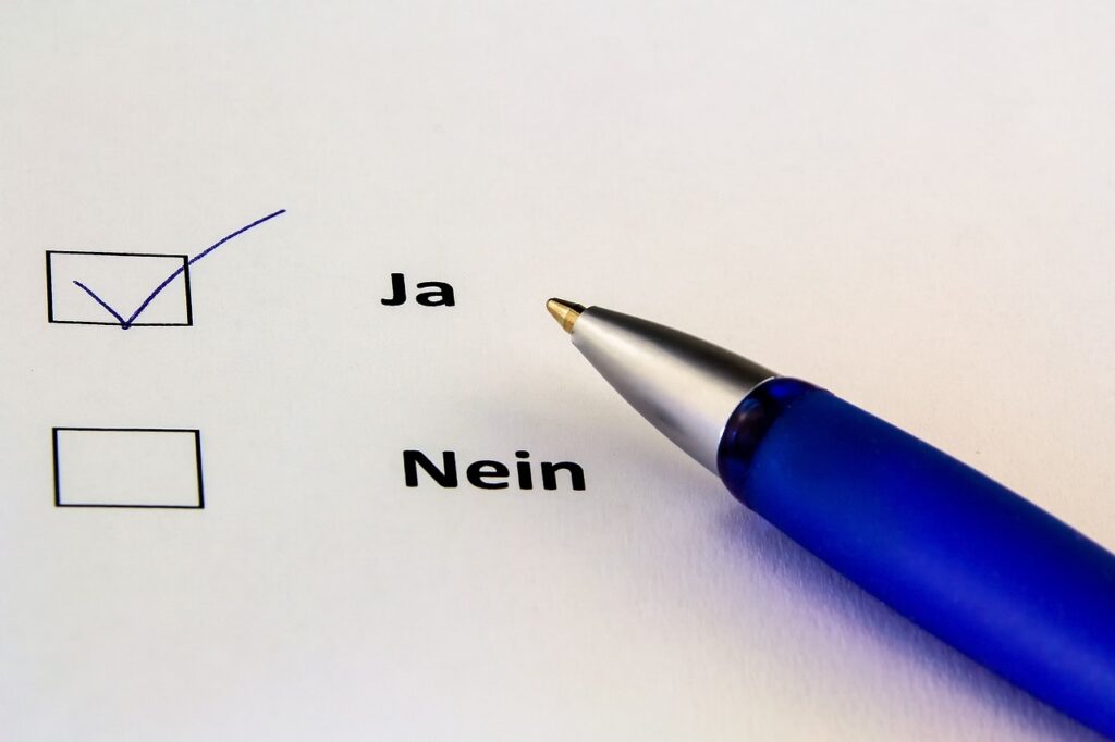 オフィスで寝泊まりするメリットとデメリットは？